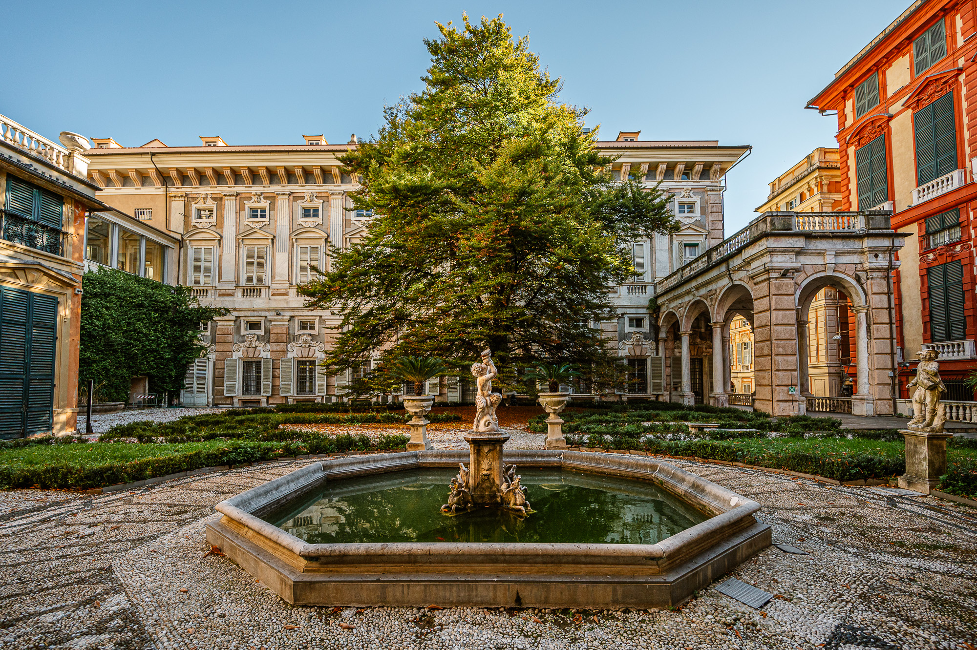 Palazzo Bianco e Palazzo Rosso, esterni e giardino